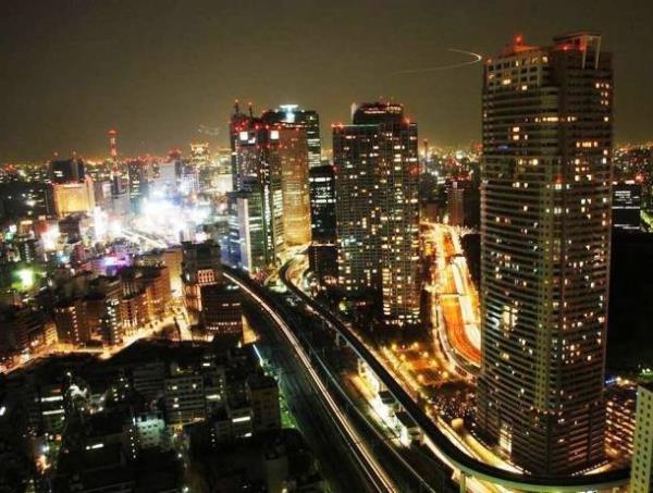 <p><b>3 - Tokyo, Japonya</b></p>     Japonya'da reklam, elence, eitim, finans ve ara retimi konularnda merkez noktas olan Tokyo ehri en kalabalk gkdelen nfusuna sahip nc ehir. 347 gkdelen ehre gzelce serpitirilmi.