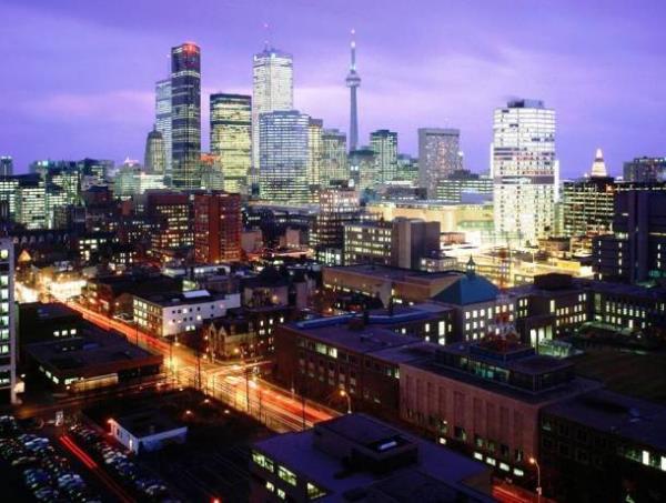 <p><b>7 - Toronto, Kanada</b></p>     Gelen gidenin ok olduu Toronro'da farkllklara herkes ak. Bu yzden yabanc irketler hi ekinmeden buraya gelip rahata ilerini yapabiliyor. Bu da ehrin gelimesine inanlmaz byk bir etki yapyor. Her trl endstriyel alanda hizmet veren dev irketler dev gkdelenlerini de yaptrmakta gecikmiyor - ehirde toplam 162 adet var!