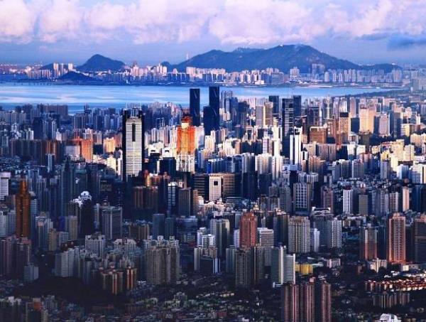 <p><b>16 - Shenzhen, in</b></p>     Hong Kong adasnn hemen kuzeyinde bulunan ShenZhen in'in ilk ekonomik alanlarndan biri olmas asndan zel bir neme sahiptir. Finans, i, retim ve dier endstriler iin pivot noktalardan olan bu ehirde 80 gkdelen var.