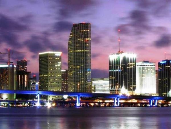 <p><b>17 - Miami, Florida</b></p>     Miami'nin lks oteller ve mkemmel sahiller konusunda markalatn bilirsiniz. Ama hepsi bu deil. ehirde turistik imkanlarn okluu ile ykselen gelimilik dzeyi, blgedeki toplam 1400 binann 79 tanesinin gkdelen olmasna olanak tanm.