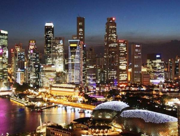 <p><b>8 - Singapur</b></p>     Kck bir lke olmasna ramen bu kadar gelimi olmann tek bir aklamas var: ekonomik stabilite. Her eyin bir arada bulunduu, zel bir dzeni olan Singapur'da ilerin hzl yrtlmesi bu olayn nn am. 141 gkdelen dzenin salanmasnda en byk etken!
