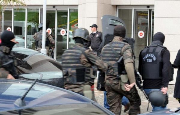 stanbul Valisi Vasip ahin ile Emniyet Mdr Selami Altnok ve Terrle Mcadele ube Mdrl'nden sorumlu Emniyet Mdr Yardmcs Mustafa alkan da adliyeye geldi.