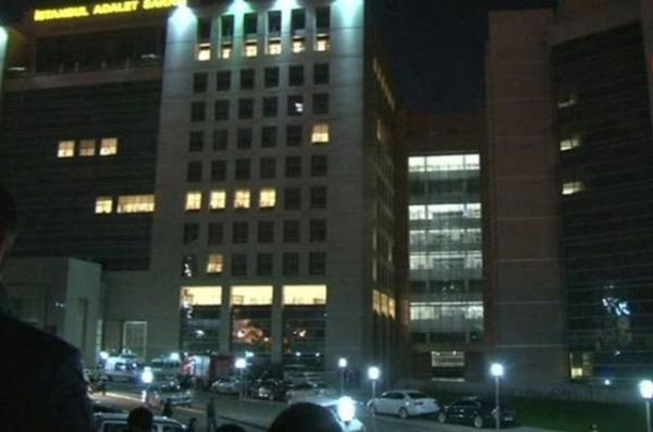 Adliye nnde ok sayda insan endieli ve merakl ekilde bekleyiini srdryor