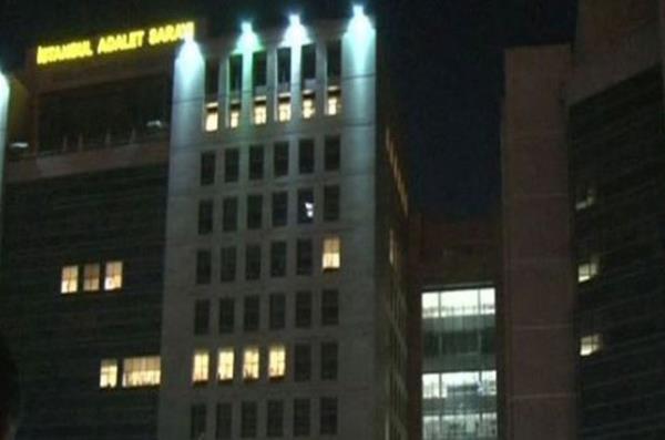 lk gelen bilgilere gre, 2 terrist l olarak ele geirildi. Operasyon srasnda yaralanan Savc Kiraz'n durumu kritik