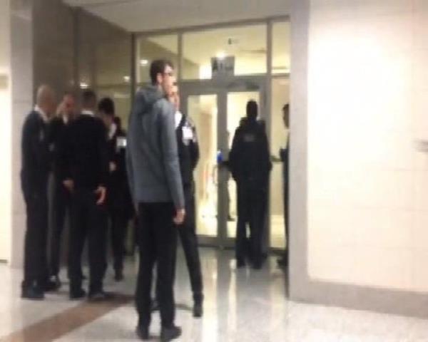 Duruma salonlarnn boaltld adliyenin A kaps nnden basn mensuplar uzaklatrld.