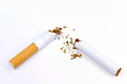 Nikotinin zararlar saymakla bitmez. Beyinle ilgili olanna gelince... Vcudunuzun en nemli organ olan beyninize kan gitmesini engeller... Kan gitmezse oksijen de gitmez.. Bu da beyninizin yava yava lmesine yol aar. Klcal damarlar tkad iin nrotransmitterlerin retilmesine engel olur ve ilevini engeller... Bu da sinir sistemini tketir.