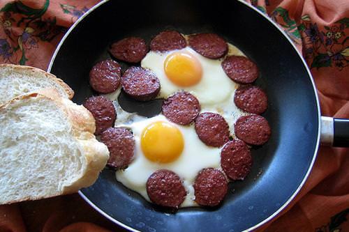 Proteinler kas yapcdr. Et ise en yksek kalitede ve en zengin protein kaynadr. Ancak sosis, salam, sucuk ve benzeri gdalar gibi ilenmi proteinlerden uzak durulmaldr.