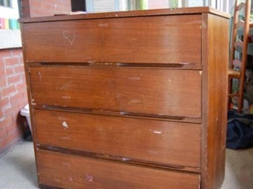 Ayrca her tr mobilyadaki izikler iin vazelin kullanabilirsiniz. izik yere vazelin srdkten sonra 24 saat kurumaya braknz. Sonra ovarak parlatnz. Ak renk tahta masalarn zeri izilirse bir fnd keserek izik yere srnz. Derin izik ve yarklar kapatmak iin ise oyuun iini balmumu ya da uygun renkteki mum boya ile doldurup zerini cilayla ovunuz. Mobilyann cinsinden bir tahtann ince talan cilayla kartrp yarklar doldurmada tampon maddesi olarak kullanabilirsiniz. Kuruduktan sonra zerini cilalayn.