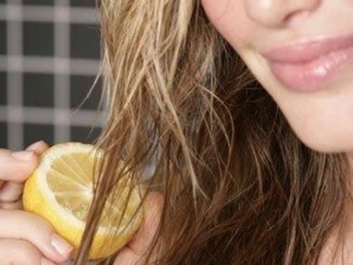 Limon suyunu sa derinize ovarak uygulayn ve 15-20 dk bekletin. Daha sonra durulayn. Bu sayede kepeklerinizden arnacaksnz.