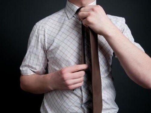 Sk balanan kravatlar erkeklerde ba arsna, konsantrasyon eksikliine, beyin ve boyun problemlerine neden olur.