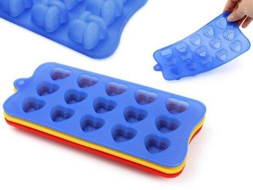 Buz kalplarnz su ile doldurmadan nce blmelere portakal, limon ve dilediiniz meyve paracklar yerletirirseniz dekoratif buzlar elde etmi olursunuz.