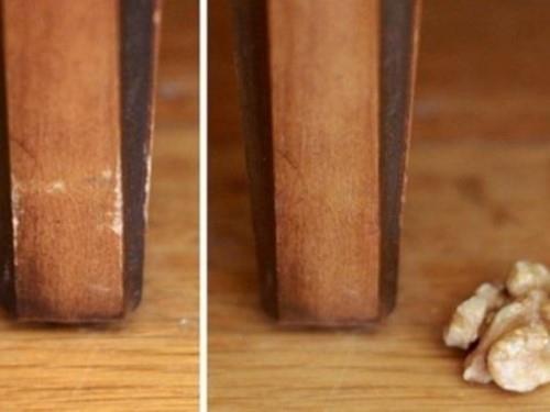 Kaplama mobilyalardaki ince izikleri yok etmek iin ak renk cilal kaplamalarda ten rengi ayakkab boyas srnz. Ceviz kaplamalarda taze cevizin iini ikiye blp izik yeri ovunuz. Kestane kaplamalarda kahverengi pasta cilas ya da koyu kahverengi mum boya srnz. Akaa kaplamalarda eit lde alkol ve iyotu kartrarak pamukla iziklerin zerine srnz ve sonra cilay parlatnz. Abanoz aac kaplamalarda siyah ayakkab boyasyla izikleri ovunuz. Siyah mum boya da iinizi grr.