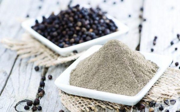 Karabiber<br>  Koreli aratrmaclara gre, bu sofra baharatna gl tadn veren pipeline, ayn zamanda ya da yakyor. Yaynlanan makaleye gre, pipeline yeni ya hcrelerinin olumasn da engelliyor ve bunu yaparak yalanmay kontrol altnda tutmaya yardmc olan bir metabolik zincir reaksiyona sebep oluyor.