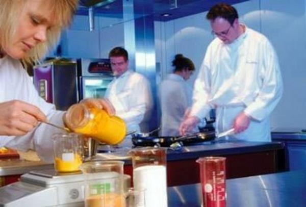 Sanayilemi lkelerde insanlar, gnde 6-7 kg katk maddesi yiyor.