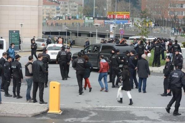 Saat 20.44 sralarnda gn boyu hazr tutulan ambulanslarla Savc Kiraz, hastaneye kaldrld.