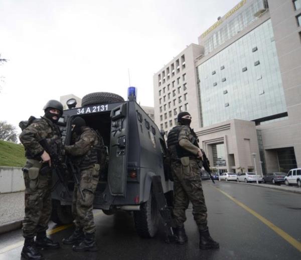 12.36 alayan adliyesine gelen eylemciler Berkin Elvan soruturmasna bakan stanbul Cumhuriyet Savcs Mehmet Selim Kiraz' rehin ald.