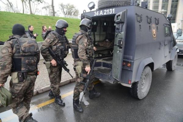 13.15 Terrle Mcadele ve zel Harekat ube mdrlklerine bal ekipler ile mzakere timi, adliyeye geldi. Adliyenin dnda hakim noktalara da keskin nianclarn yerletirildi.
