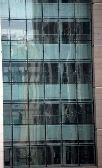 12.46 Kiraz'n odasnn bulunduu 6. kat boaltld. Alt ve st katlarda youn gvenlik nlemi alnd.