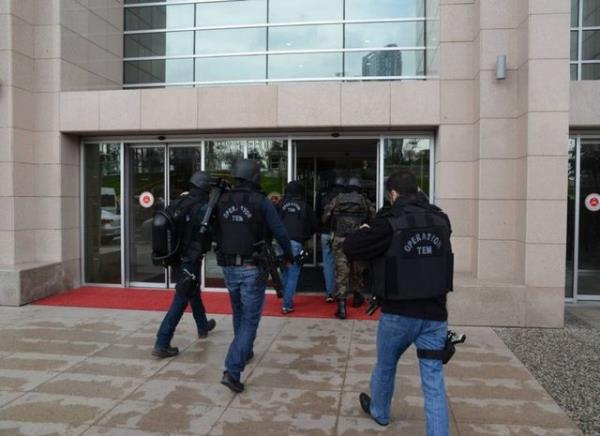 Saat 20.10'da Eylemciler DHA'ya konuarak polislerin kimliklerinin aklanmas iin yarm saat sre verdi.