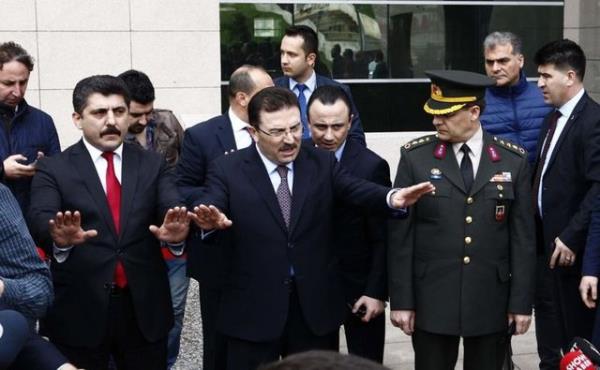 16.10 stanbul Valisi Vasip ahin ile Emniyet Mdr Selami Altnok adliyeye geldi. Basn aklamas yaptlar.