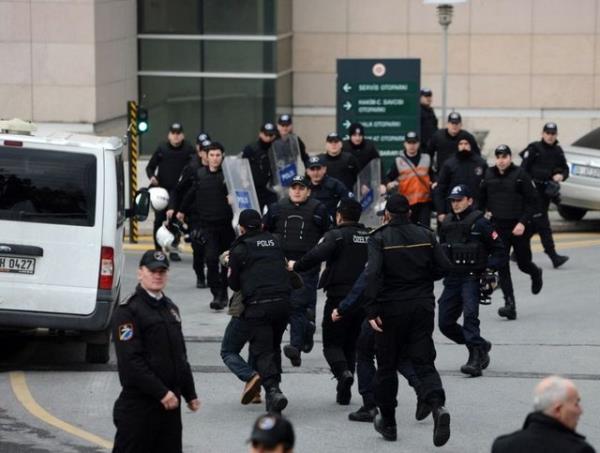 Saat 20.00 sralarnda polis, mzakerecileri 6. kattan indirdi. Kat boaltt. Adliye ierisinde hareketlilik balad.