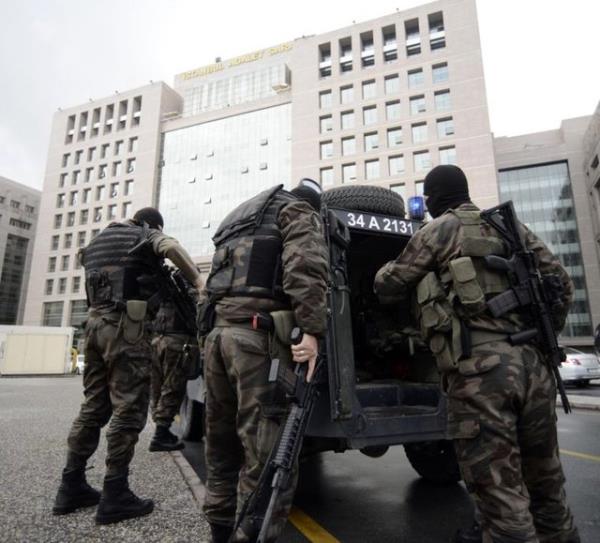 Saat 20.20 sralarnda byk bir patlama duyuldu. Ardndan silah sesleriyle birlikte atma balad. atma yaklak 20 dakika srd.