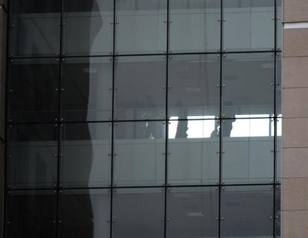 12.42 Olay yerine gelen gvenlik glerinin kapy amaya almas zerine ieriden iki el silah sesi geldi.