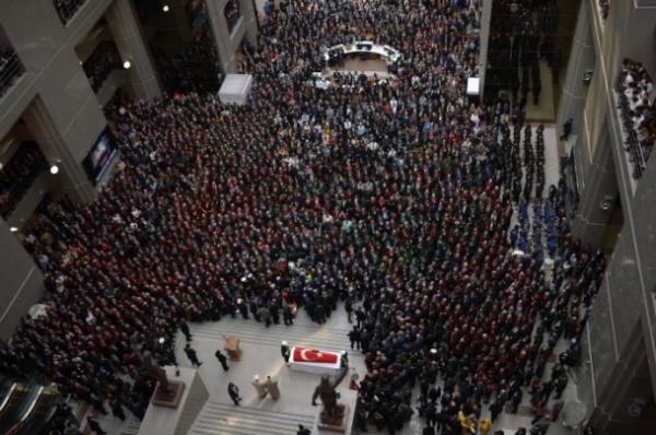 Savc Mehmet Selim Kiraz'n ehit edildii terr saldrsnn yaand stanbul Adliyesi'nde tren dzenlendi.