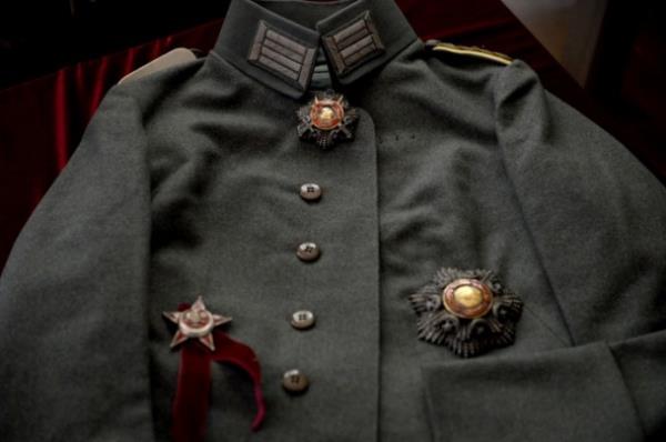 Osmanl mparatorluu`nun son yllarnda etkin olan Enver Paa`nn 122 paradan oluan zel eyalar, stanbul`da dzenlenecek mzayedede satlacak. Mzayede de Enver Paa`nn niformas 40 bin liradan sata sunulacak.