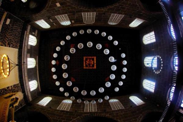 Diyarbakr&#8217;a gelen yerli ve yabanc turistlerin ilgi oda olan Ulu Camii ile ilgili ok sayda hikaye ve efsane de anlatlmaktadr. Bunlardan biri de udur: