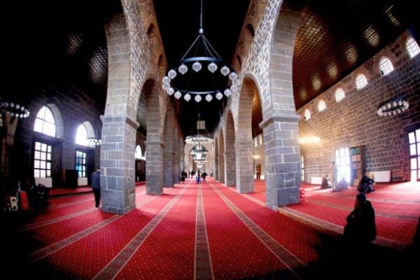 Douda olan kap ana ta kapdr. Ana giri kapsnn iki kesinde aslanla boa mcadelesini simgeleyen ve simetrik olarak ilenmi kabartma bir figr bulunmaktadr. ki hayvann mcadelesini konu alan ana giri kaps olduka geni aklkl bir kemer eklinde avluya almaktadr.