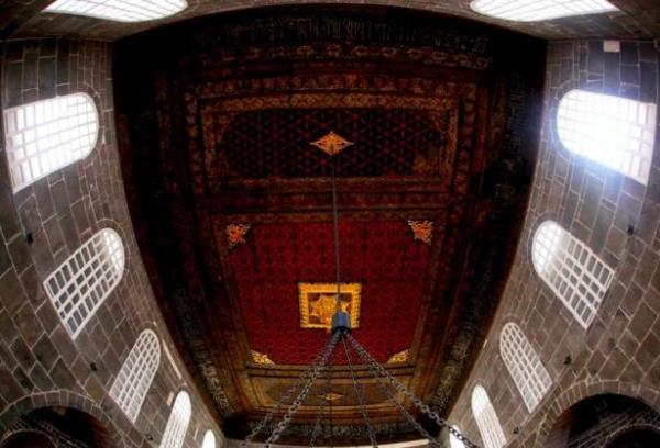 Cami dikdrtgen eklinde planlanm ve ok stunludur. Avlu ierisinde yer alan sekizgen planl adrvan, sekiz adet stun zerine oturtulmutur. 800 yldan fazla bir gemii olan gne saati avlu ierisinde yer almaktadr. Bir metre kadar ykseklikteki yuvarlak bir mermer zerine yerletirilen metal parasnn, gnein hareketiyle birlikte evresinde dnen glge marifetiyle zaman gstermektedir.