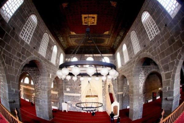 ki camisi (Hanefiler ve afiler blm), iki medresesi (Mesudiye ve Zinciriye), dou-bat maksuresi, minaresi, abdesthane ksmlarndan olumakta ve btn bu klliyenin ortasnda byk dikdrtgen bir avlu bulunmaktadr. Camiye giri  ayr yerden salanr.