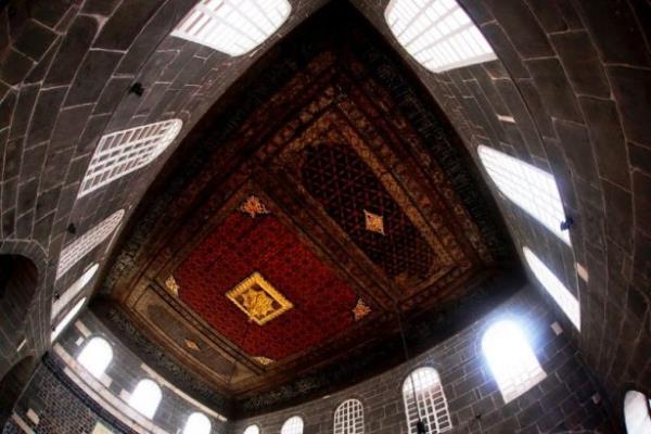 Ancak tam o esnada ylan bir demir parasna dnm ve Ulu Camii'nin talarnn arasna ibret olsun diye yerletirilmi. Bugn bile Ulu Camii&#8217;nin ktphane olarak kullanlan ksmn i avlu tarafndan bakld zaman ylan eklindeki o demir hala orada asldr&#8221;.