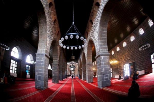 Ulu Camii&#8217;nin avlu cephelerinde farkl dnemlere ait mimari bezemeler, kabartma ve yaztlar byk bir uyum ierisinde yerletirilmitir. Tarihin her dneminde ibadet merkezi olarak kullanlan tarihi Ulu Camii Diyarbakr&#8217;daki en byk yaplar topluluudur.