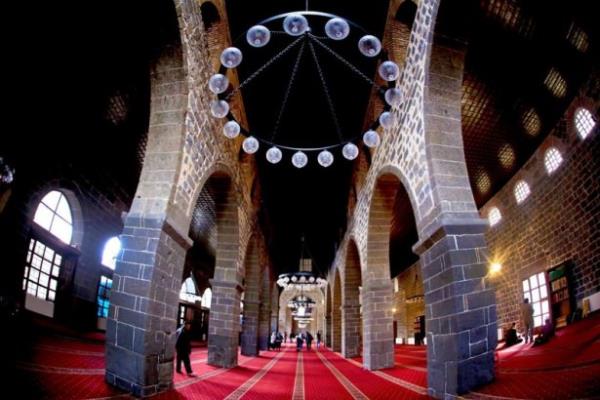 Caminin duvarlarnda bulunan Seluklu, Artuklu, Akkoyunlu, Karakoyunlu ve Osmanl dnemlerinden kalma 20 kadar yazttan bu dnemlerde onarm grd anlalmaktadr. Erken slam dneminin nl am Emeviye Camii&#8217;nin Anadolu&#8217;ya yansmas olarak yorumlanan Diyarbakr Ulu Camii, slam aleminin 5. Harem-i erifi olarak kabul ediliyor.