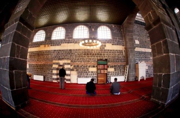 &#8220;Bir zamanlar Ulu Camii civarnda Allah&#8217;n veli kullarndan biri yaarm. Bir gn Ulu Camii avlusunda seccadesini yere sermi gene namaz klarken blis ylan klnda gelip veli kulun boynuna dolanm ve namaz klmasn engellemek istemi.