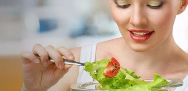 Bilimsel yaynlar, salkl beslenme ve hayat tarz deiikliklerinin eitli kanser trlerini yzde 40-70 orannda nleyebileceini gsteriyor. Kanserden korunmak iinse salkl vcut arlna sahip olmann yan sra, koruyucu fitokimyasal ieren sebze ve meyveler ile salkl tahllar dzenli olarak tketmek ve doymam ya asitleri ieren faydal ya kaynaklarn tercih etmek gerekiyor.