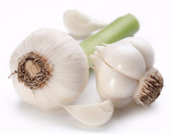 1. Soan, Sarmsak  <br>  Soan ve sarmsan ieriinde bulunan di allil di slfr bileii mide, pankreas, zefagus ve kolon kanserine kar koruyucu etki gsteriyor. almalar sarmsak tketiminin prostat kanseri riskini yzde 50 azalttn gsteriyor. Gnde 1 kk boy soan veya en az 2-3 di sarmsak tketmeyi alkanlk haline getirin.