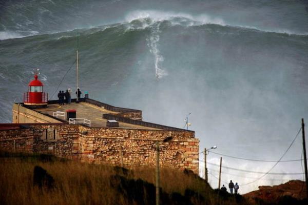 Amerikal Garrett McNamara Nazare, Portekiz'de byk dalgalarda surf yaparken.