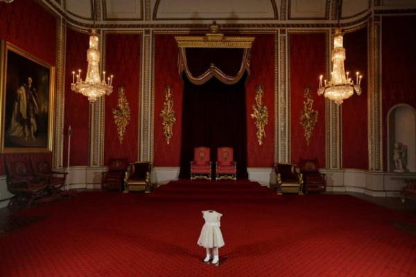 Kralie Elizabeth'in 2 yandaki kznn ta giyme srasnda giydii elbise.