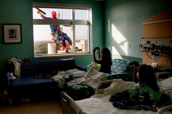 Spider Man kostml bir kii, Florida'da bir ocuk hastanesinin camlarn silerken.
