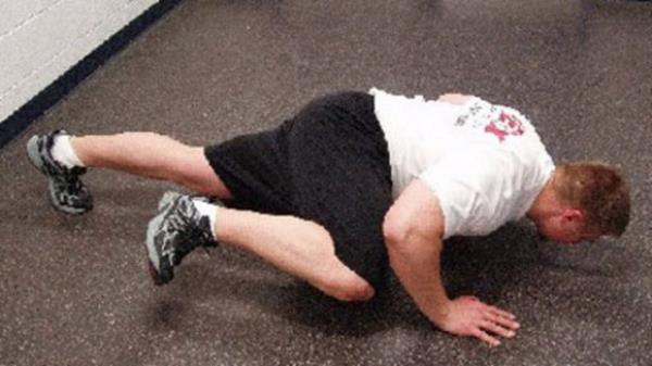 Klasik nav pozisyonu aln. Vcudunuzu aa indirirken sa ayanz kaldrn ve sa dizinizle sa dirseinize demeye aln. Balang pozisyonuna dnn ve aynsn sol ayanzla tekrarlayn. Her iki tarafa be-alt tekrar yapn.