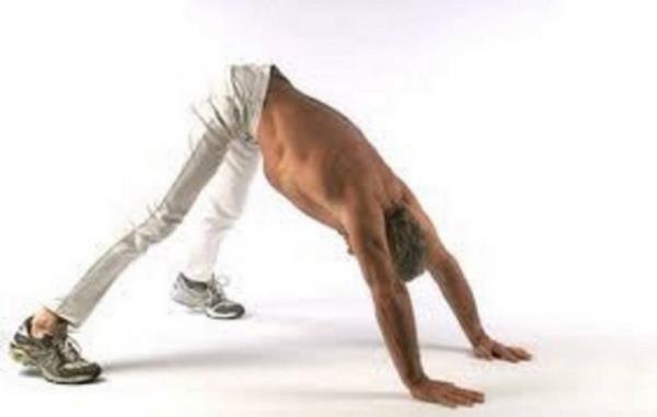 Klasik snav pozisyonundayken ayaklarnz biraz ne aln ve belinizi havaya kaldrn. Dirseklerinizi krarak enenizi yere yaklatrabildiiniz kadar yaklatrn, belinizi indirerek omuzlarnz ve banz ekildeki gibi havaya kaldrn. Bir saniye bekleyin ve hareketi tersten yaparak balang pozisyonuna dnn