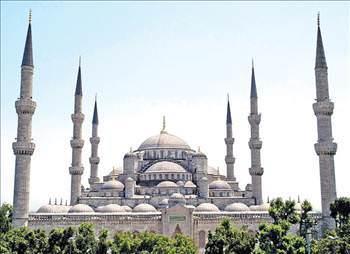 Sultanahmet Camisi, ayn zamanda Trkiye&#8217;nin 6 minareli tek selatin camisi olma zelliini de tayor.