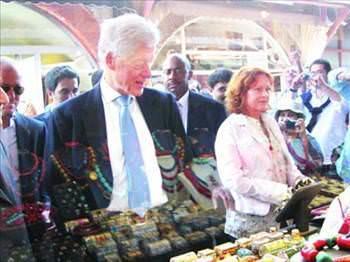 Katolik dnyasnn liderinin ilk defa bir camiyi ziyaret ettiini ve bunun da Sultanahmet Camisi olduunu anmsatan Hatipolu, eski ABD Devlet Bakan Bill Clinton&#8217;n camiye 2 kez ziyarette bulunduunu anlatt.