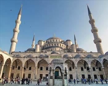 Osmanl sultanlar ve ailesi tarafndan yaptrlan ve &#8221;Sultan camileri&#8221; anlamna gelen selatin camilerinin 6&#8242;ncs olan Sultanahmet Camisi, znik inileriyle bezeli olduu iin Avrupallar tarafndan &#8221;Mavi Cami (Blue Mosque)&#8221; olarak adlandrlyor.