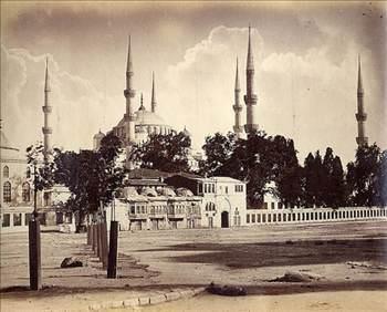 Klliye eklinde yaplan caminin zaman iinde baz blmlerinin ykldn dile getiren Prof. Dr. Eyice, &#8221;Sultanahmet Camisi&#8217;nin 6 minaresi var. Bu zellik baka camide yok&#8221; dedi.