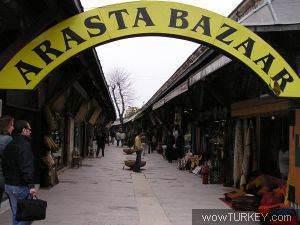 Sultanahmet Camisi&#8217;nin arkasnda &#8221;Arasta&#8221; tabir edilen ve yangn geirdii iin yllarca kullanlmadktan sonra restore edilen arnn giri klarndaki sebillerin ilerinin inilerle kapl olduunu, ancak o inilerin birileri tarafndan krlp gtrldn anlatan Prof. Dr. Eyice, unlar syledi: