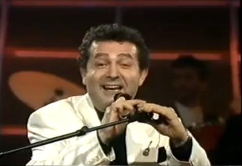 26 Kasm 2000 tarihinde &#8220;Gnl Sayfam&#8221;' piyasaya karan Kayahan, albmnde &#8220;Sevdaya Mahsus&#8221;, &#8220;Kattan Kayklarla&#8221;, &#8220;Sz Gzelim&#8221; gibi duygusal paralarn yan sra &#8220;lmem mi Lazm&#8221;, &#8220;Aman Beni Unutma&#8221;, &#8220;Tek Delikli Kaval&#8221;, 17 Austos deprem felaketi iin yazd &#8220;17 Austos&#8221;, kz Asl Gnl iin besteledii &#8220;Ninni&#8221; gibi arklar yer ald. Kayahan 17 Aralk 2002 tarihinde ise &#8220;Ne Oldu Can&#8221; albmn mzikseverlerin beenisine sundu. Albmde &#8220;Ne Oldu Can&#8221;, &#8220;Bir Ak Hikayesi&#8221;, &#8220;Onsuz Olmuyor&#8221; paralar uzun bir sre dillerden dmeyen paralar oldu. Sat rekorlar kran Kayahan&#8217;n bu albmnde ise meslekta Bar Mano iin yazd &#8220;Bugn Aslnda Bayram&#8221; paras ile mzie, sanatlara sahip kmann nemini birkez daha vurgulam oldu.